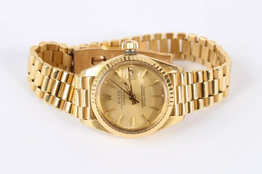 A Ladies 18ct gold Rolex oyster perpetual datejust in a suede